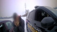Policía ayuda a conductor en apuros ofreciéndole su hombro para llorar: «Me vendría bien un abrazo»