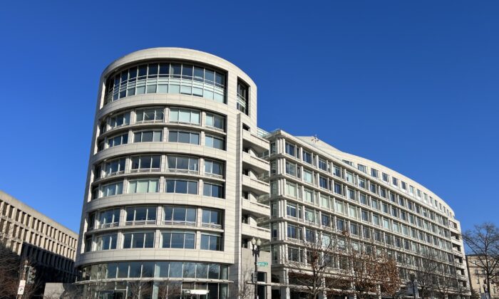 El edificio que alberga las oficinas que incluyen el Centro Penn Biden en 101 Constitution Avenue en Washington el 18 de enero de 2023. (Madalina Vasiliu/The Epoch Times)
