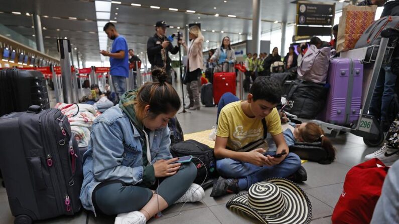 Personas esperan el 28 de febrero de 2023, en el aeropuerto El Dorado de Bogotá (Colombia). EFE/ Mauricio Duenas Castaneda