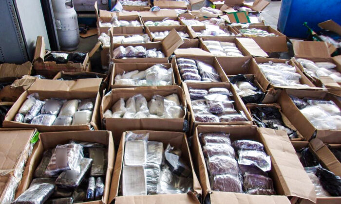 Los oficiales de Aduanas y Protección Fronteriza de EE. UU. en la instalación comercial de Otay Mesa incautaron más de 3100 libras de metanfetamina, polvo de fentanilo, pastillas de fentanilo y heroína como parte de la segunda redada más grande de metanfetamina a lo largo de la frontera suroeste en la historia de la agencia, según la información desarrollada por DEA, en colaboración con HSI, el 9 de octubre de 2020. (DEA)