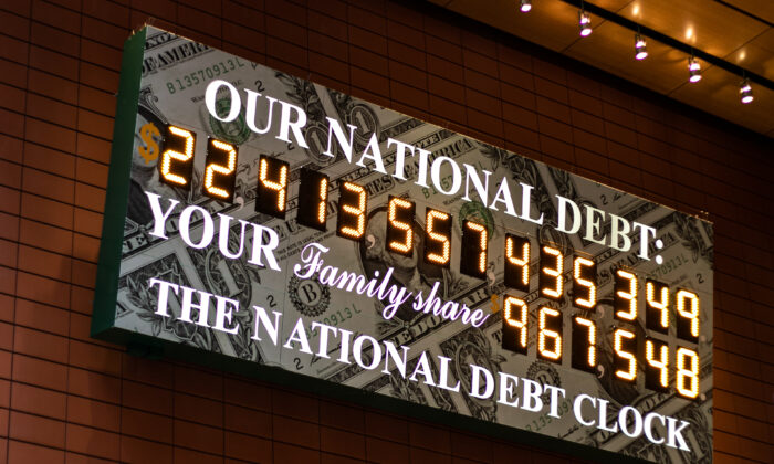 El Reloj de la Deuda Nacional en el centro de Manhattan, Nueva York, el 11 de febrero de 2020. (Chung I Ho/The Epoch Times)
