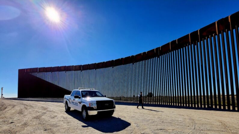 El teniente de policía Marco Santana sale de su vehículo para inspeccionar una sección del muro de la frontera sur en San Luis, Arizona, el 27 de enero de 2023. (Allan Stein/The Epoch Times)
