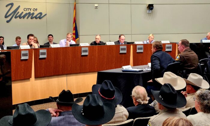 Los sheriffs de Arizona escuchan mientras los miembros republicanos del Comité Judicial de la Cámara de Representantes debaten sobre la crisis de la frontera sur en Yuma, Arizona, el 23 de febrero de 2023. (Allan Stein/The Epoch Times)