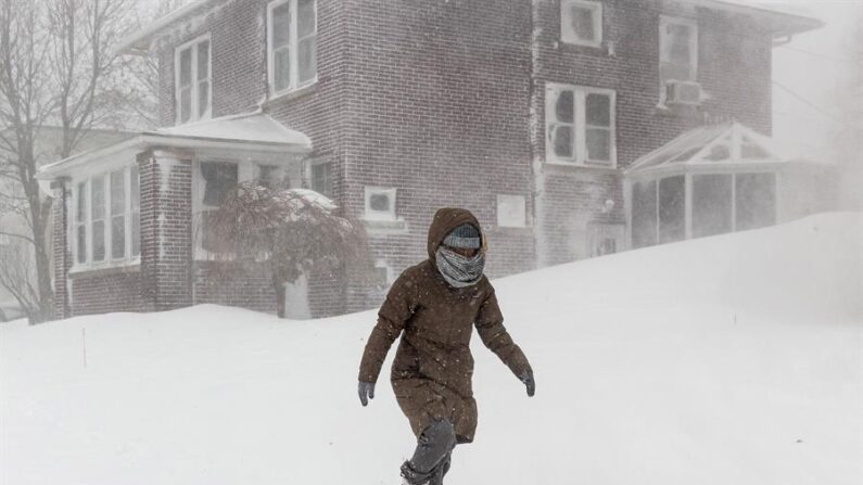 Una tormenta que ha cubierto con hielo y nieve desde el sureste de Nuevo México hasta Virginia Occidental ha causado al menos tres muertes y la cancelación de unos 1900 vuelos, informaron este miércoles las autoridades. EFE/EPA/Jalen Wright/Archivo