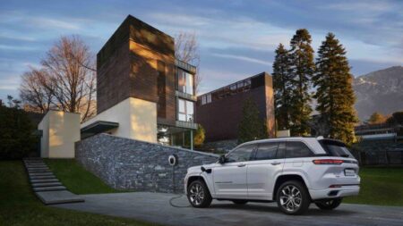 Jeep continúa su marcha hacia un futuro totalmente eléctrico con el Grand Cherokee 4xe