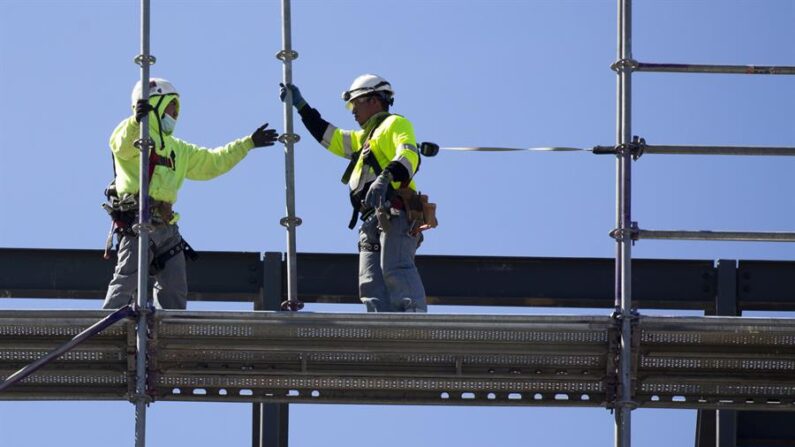 Trabajadores de la construcción realizan sus labores en Washington, en una fotografía de archivo. (EFE/Michael Reynolds)