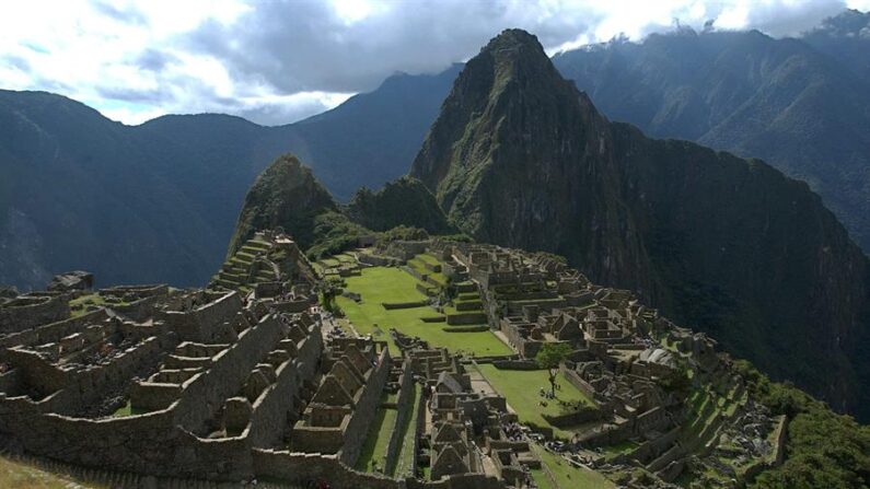 Fotografía de archivo de una panorámica de la ciudadela incaica de Machu Picchu. EFE/Paolo Aguilar
