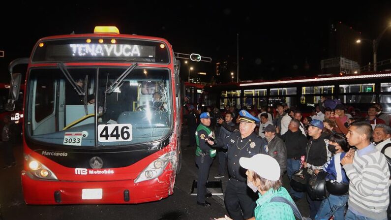 Integrantes de los servicios de emergencia atienden a heridos tras el choque entre dos unidades del Metrobús el 14 de febrero de 2023, en la Ciudad de México (México). EFE/Mario Guzmán