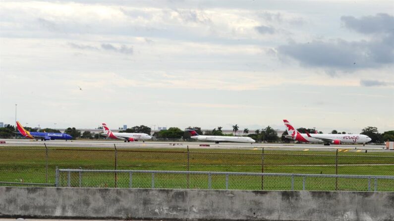Varios aviones permanecen en fila en la pista de un aeropuerto en Estados Unidos, en una fotografía de archivo. EFE/Giorgio Viera
