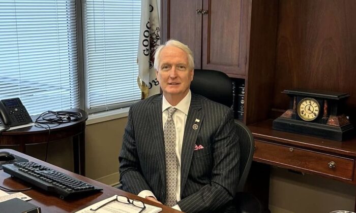 El senador estatal de Virginia Mark J. Peake (R-Lynchburg) en el capitolio estatal en Richmond, Virginia, en enero de 2023. (Cortesía de la oficina del senador Mark Peake)