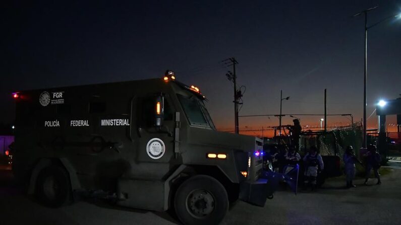 Fotografía de archivo de un camión blindado que hace parte de un convoy de seguridad en el que las autoridades transportan a Ovidio Guzmán, hijo del 'Chapo', llega al penal del Altiplano, en Toluca, Estado de México (México). EFE/Felipe Gutiérrez