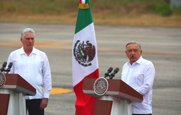 El presidente de México, Andrés Manuel López Obrador (der.), habla durante una ceremonia de bienvenida al líder del régimen de Cuba, Miguel Díaz-Canel (izq.), en Campeche, México, el 11 de febrero de 2023. (EFE/ Lorenzo Hernández)