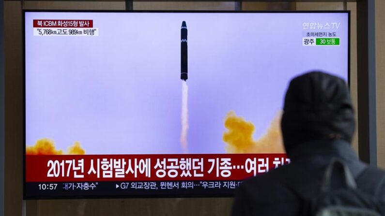 Un hombre viendo la televisión en Seúl, capital de Corea del Sur, durante el noticiero en que se informó del lanzamiento el sábado por Corea del Norte de un nuevo misil balístico que cayó en el mar de Japón, el 19 de febrero de 2023. (EFE/EPA/JEON HEON-KYUN)