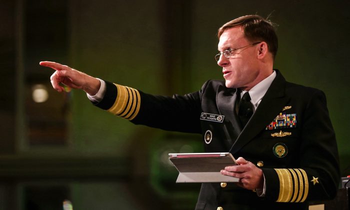 El entonces director de la NSA, Michael Rogers, habla en una Cumbre de Tecnología de Ciberseguridad en Washington el 2 de abril de 2015. (Chip Somodevilla/Getty Images)
