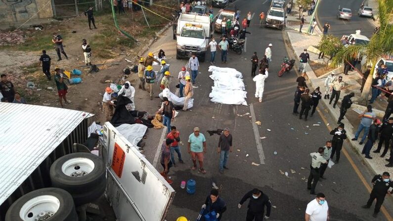 Autoridades mexicanas subieron este lunes a 17 la cifra de migrantes muertos, de Centroamérica, Colombia y Venezuela, por el accidente del domingo en una carretera de Puebla, estado del centro del país. Imagen de archivo. EFE/Carlos López