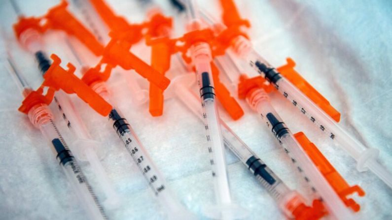 Jeringuillas que contienen la vacuna Moderna contra COVID-19 en Needham, Massachusetts, en una fotografía de archivo de 2022. (Joseph Prezioso/AFP vía Getty Images)