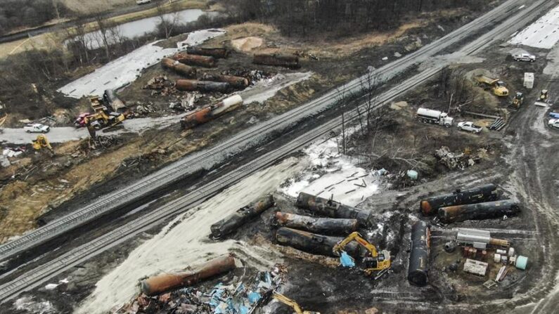 Una foto aérea tomada con un dron muestra vagones cisterna de ferrocarril dañados dispersos mientras continúa la limpieza después del descarrilamiento de un tren de carga de Norfolk Southern, que ha generado preocupación entre los residentes por la liberación de productos químicos tóxicos, en East Palestine, Ohio, EE. UU. el 17 de febrero de 2023 (EFE/ Tannen Maury)