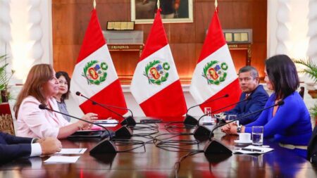 Keiko Fujimori pide al presidente Petro que “no meta su nariz roja en el Perú”