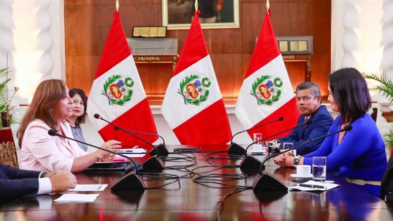 Presidencia de Perú que muestra a la mandataria Dina Boluarte mientras se reúne con la líder conservadora peruana Keiko Fujimori (d), en el Palacio de Gobierno en Lima (Perú), el 15 de febrero de 2023. EFE/ Presidencia del Perú