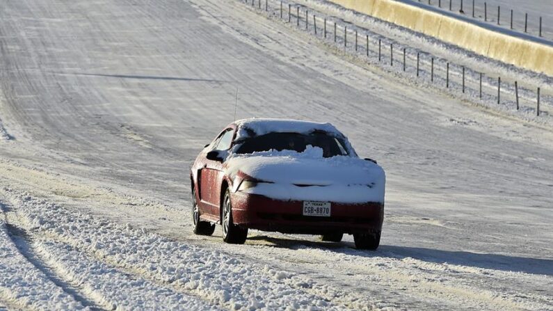 Un coche circula cubierto de nieve por la autopista en Dallas, Texas, Estados Unidos, en una fotografía de archivo. EFE/Larry W. Smith