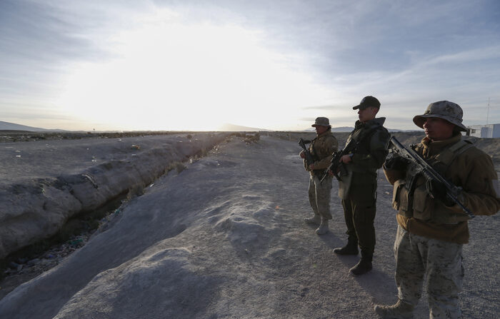 Militares de Chile vigilan la frontera para resguardar y controlar el ingreso irregular de personas migrantes en la comuna de Colchane, en la región de Tarapacá, Chile, 27 de febrero de 2023. EFE/ Alex Díaz