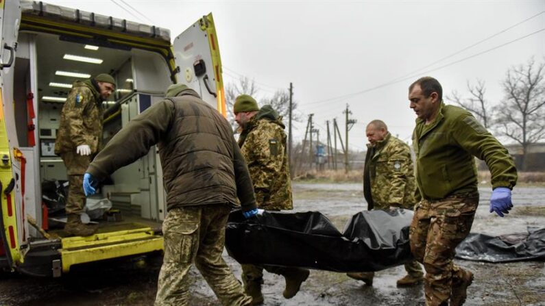 Sanitarios se ocupan de un herido en combate en la región de Donetsk el 29 de enero de 2023. EFE/EPA/Oleg Petrasyuk
