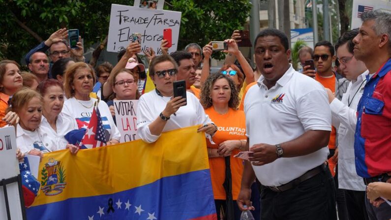 El presidente de Venezolanos Perseguidos Políticos en el Exilio (Veppex), José Antonio Colina, durante una protesta en el consulado de Venezuela en Miami, Florida. Imagen de archivo. EFE/Andy Ale
