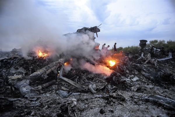 Fotografía de archivo de los restos de un avión Boeing 777, vuelo MH17 de Malaysia Airlines, que cayó el 17 de julio de 2014, cerca de Donetsk (Ucrania). EFE/Alyona Zykina
