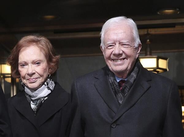 Fotografía de archivo, tomada el 21 de enero de 2013, en la que se registró al expresidente estadounidense Jimmy Carter (d), y su esposa, Rosalynn Carter, a su llegada a la segunda investidura del presidente Barack Obama, en Washington DC (EE.UU.). EFE/Win McNamee

