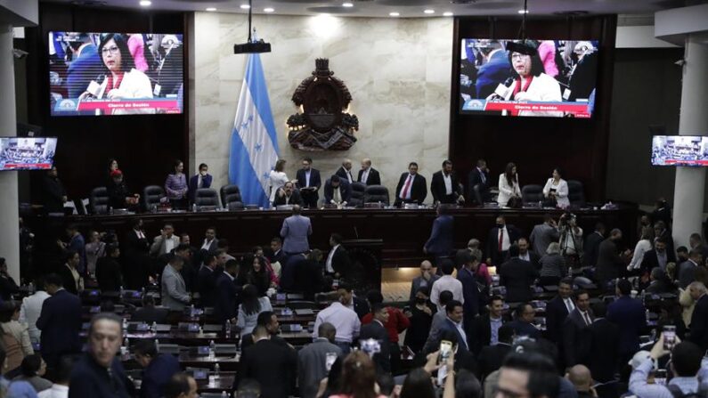 Diputados finalizan el debate que buscaba llegar a un acuerdo sobre la elección del Supremo, en Tegucigalpa (Honduras), el 11 de febrero de 2023. EFE/Gustavo Amador
