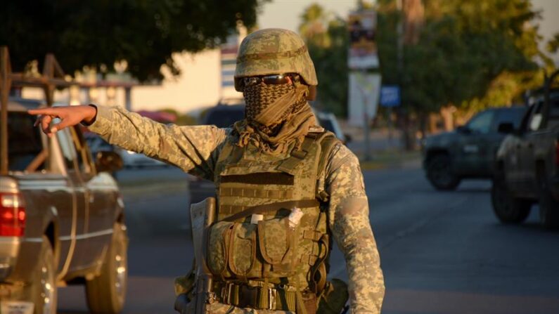 Un integrante de la Marina Armada de México participa en un operativo en una calle de la ciudad de Culiacán (México). Imagen de archivo. EFE/Juan Carlo Cruz