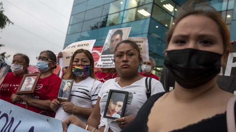 Madres y familiares de desaparecidos protestan frente a las instalaciones de la Fiscalía General del Estado, en la ciudad de Monterrey, en Nuevo León, (México). EFE/Miguel Sierra