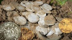 Detectores hallan tesoro con 600 monedas medievales valoradas en 150,000 libras