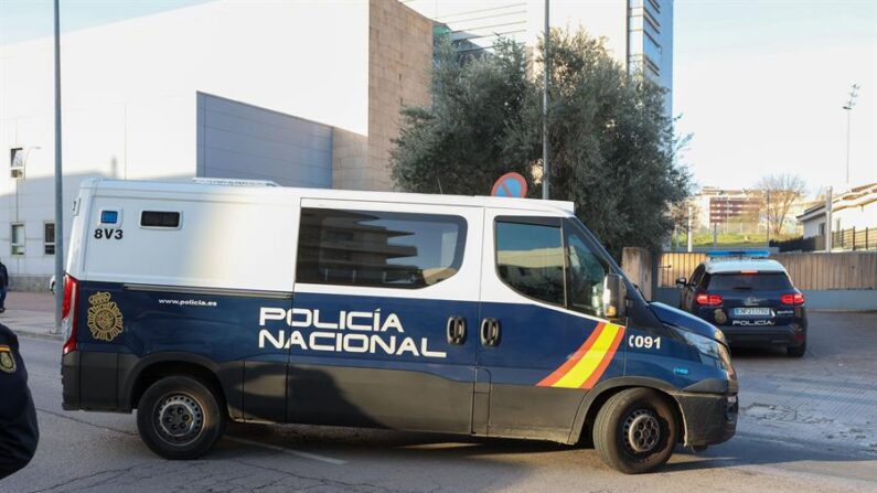 Un furgón policial llega el 15 de febrero de 2023 a la Audiencia Provincial de Cáceres (España) donde las dos personas investigadas y en prisión provisional por el robo de 47 botellas de vino en el restaurante Atrio se sientan en el banquillo de los acusados. EFE/Jero Morales