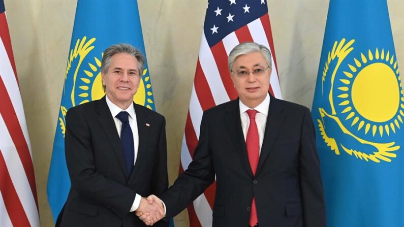 El presidente kazajo, Kasim-Yomart Tokáyev (i),  con el secretario de Estado de EE. UU., Antony Blinken. EFE/Presidencia de Kazajistán