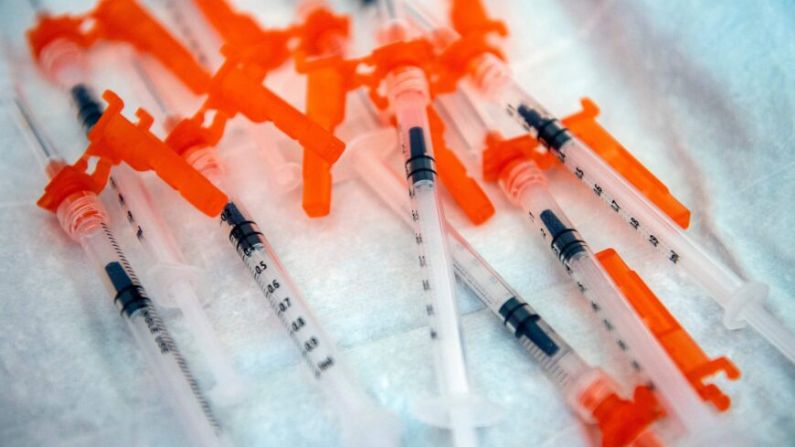 Jeringuillas que contienen la vacuna Moderna contra COVID-19 en Needham, Massachusetts, en una fotografía de archivo de 2022. (Joseph Prezioso/AFP vía Getty Images)