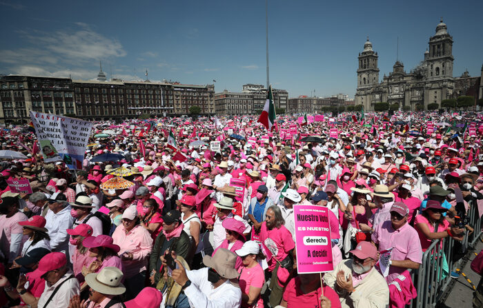 Miles de personas se manifiestan en defensa del Instituto Nacional Electoral (INE) y contra la reforma electoral que impulsa el presidente del país, Andrés Manuel López Obrador este domingo, en la explanada del Zócalo de Ciudad de México, México. EFE/ Isaac Esquivel