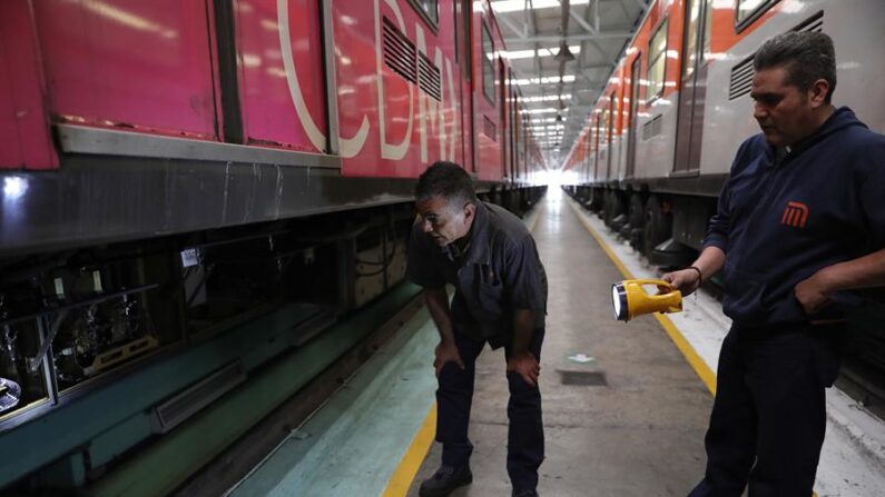 Fotografía de archivo fechada el 20 de agosto de 2020 de trabajadores del Sistema de Transporte Colectivo durante un mantenimiento en Ciudad de México (México). EFE/Sáshenka Gutiérrez