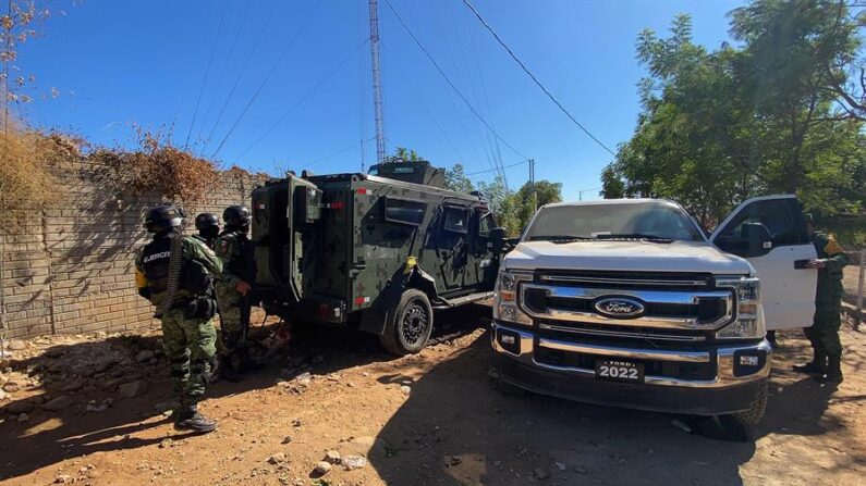 Integrantes del Ejército Mexicano reguardan la zona de un decomiso de droga. EFE/Juan Carlos Cruz