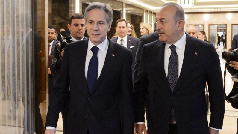 El secretario de Estado estadounidense Antony Blinken (izq.) y el ministro de Asuntos Exteriores turco Mevlut Cavusoglu conversan antes de su reunión en Ankara, Turquía, el 20 de febrero de 2023. (EFE/EPA/NECATI SAVAS)