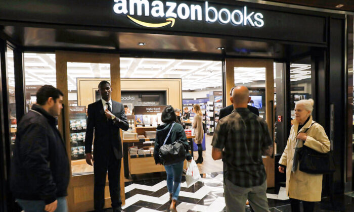 Gente entra en Amazon Books en Nueva York el 25 de mayo de 2017.  (Spencer Platt/Getty Images)