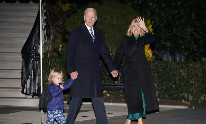 El presidente Joe Biden y la primera dama Jill Biden con su nieto Beau Biden Jr. se dirigen al Marine One desde el jardín sur de la Casa Blanca, el 16 de diciembre de 2022. (Mandel Ngan/AFP vía Getty Images)