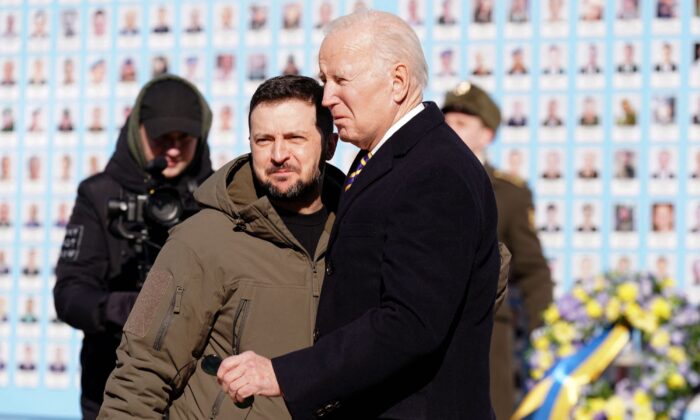 El presidente ucraniano Volodimir Zelenski recibe al presidente Joe Biden (der.) durante una visita a Kiev, Ucrania, el 20 de febrero de 2023. (Dimitar Dilkoff/AFP/Getty Images)