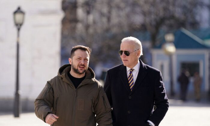 El presidente Joe Biden (der.) camina junto al presidente ucraniano Volodimir Zelenski (izq) a su llegada a Kiev, Ucrania, el 20 de febrero de 2023. (Dimitar Dilkoff/AFP/Getty Images)