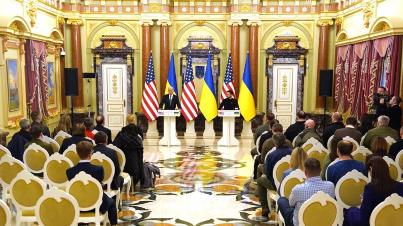 El presidente Joe Biden (izq.) y el presidente ucraniano Volodímir Zelenski asisten a una conferencia de prensa en Kiev, Ucrania, el 20 de febrero de 2023. (Dimitar Dilkoff/AFP/Getty Images)
