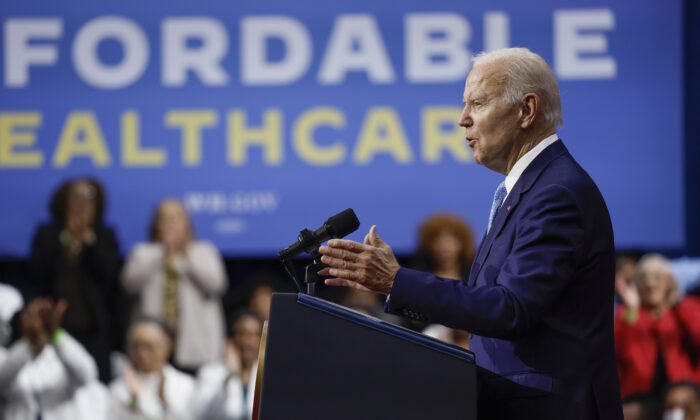 El presidente Joe Biden pronuncia un discurso en el Centro Recreativo de Kempsville, el 28 de febrero de 2023 en Virginia Beach, Virginia. (Anna Moneymaker/Getty Images)