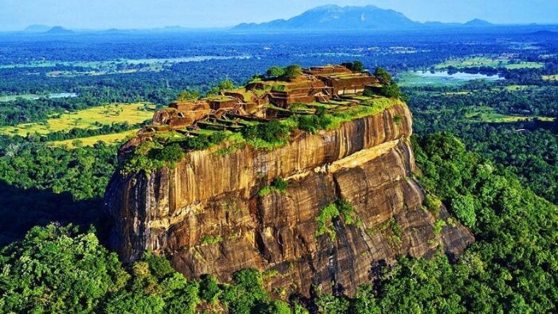 Sigiriya. Imagen de cámara de un dron. (Binuka poojan en Wikimedia)