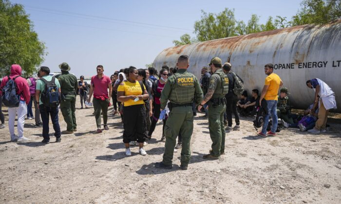 Agentes de la Patrulla Fronteriza detienen a un numeroso grupo de inmigrantes ilegales cerca de Eagle Pass, Texas, el 20 de mayo de 2022. (Charlotte Cuthbertson/The Epoch Times)