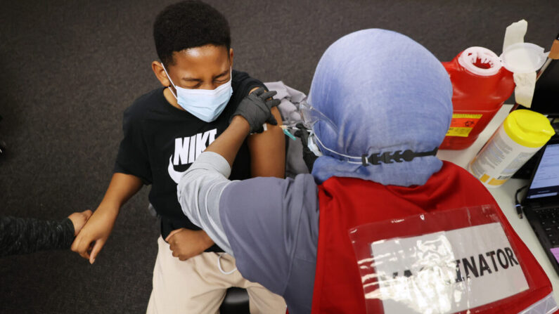 Un niño recibe la vacuna contra el COVID-19 de Pfizer BioNTech en el Centro Gubernamental del Condado de Fairfax en Annandale, Virginia, el 4 de noviembre de 2021. (Chip Somodevilla/Getty Images)
