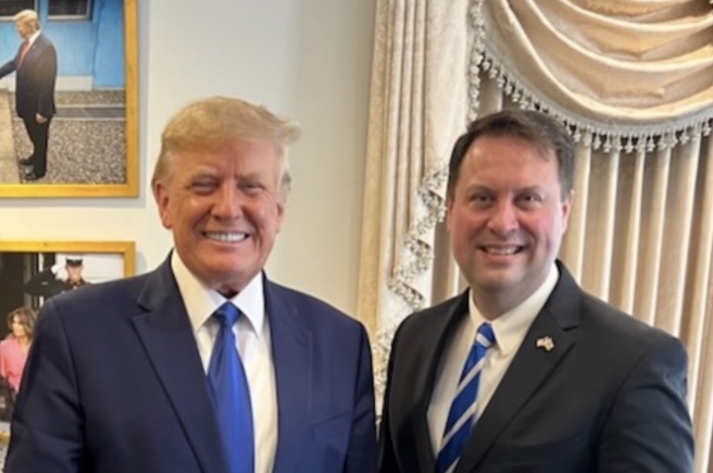 El candidato republicano a gobernador de Maryland, Dan Cox, se reúne con el expresidente Donald Trump en mayo de 2022. (Cortesía de Cox for Freedom)
